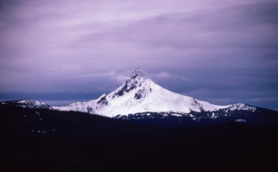 白天的山峰